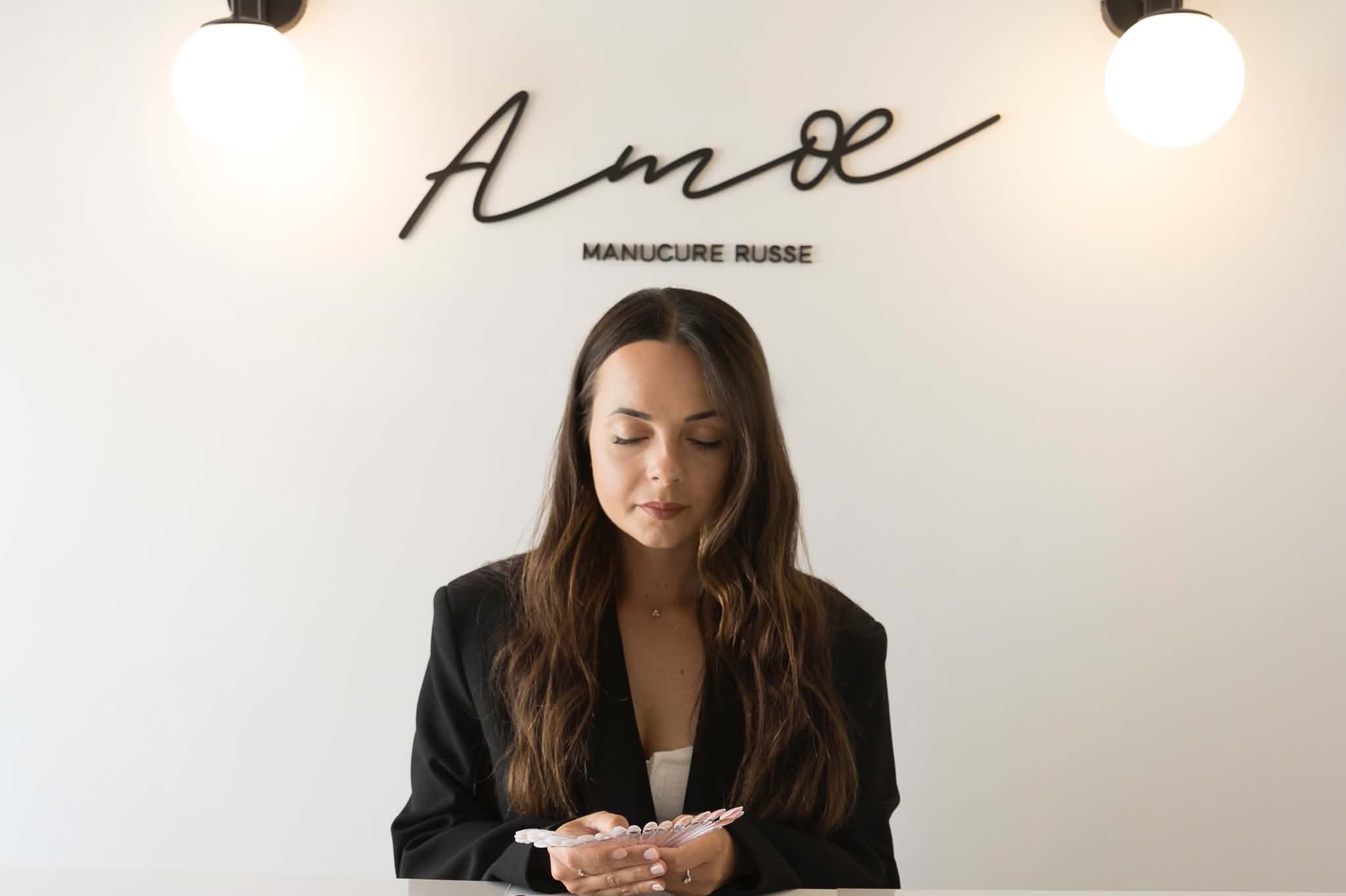 Cloé, fondatrice de Maison Amœ, dans son institut