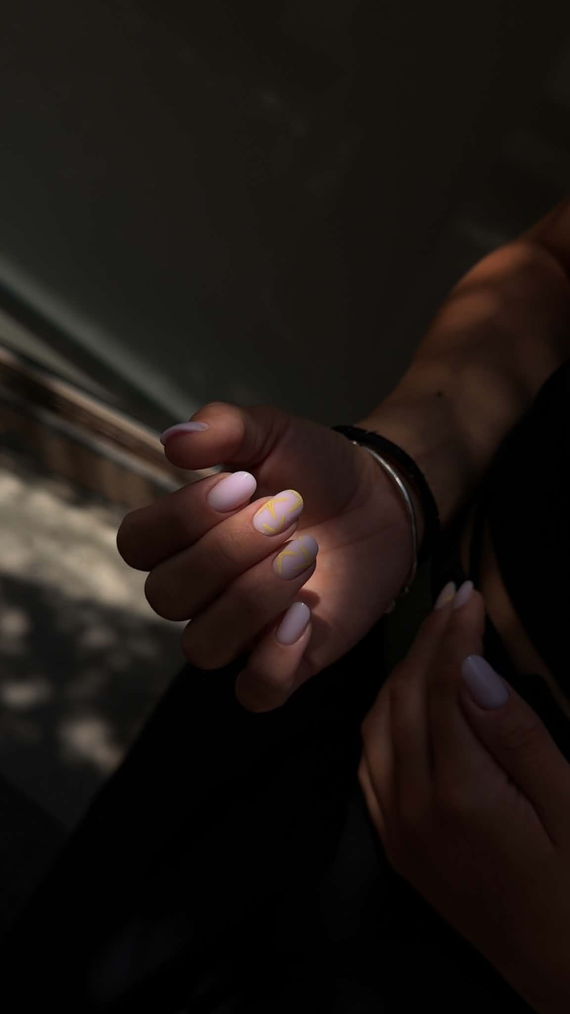Manucure pastel photographiée en extérieur
