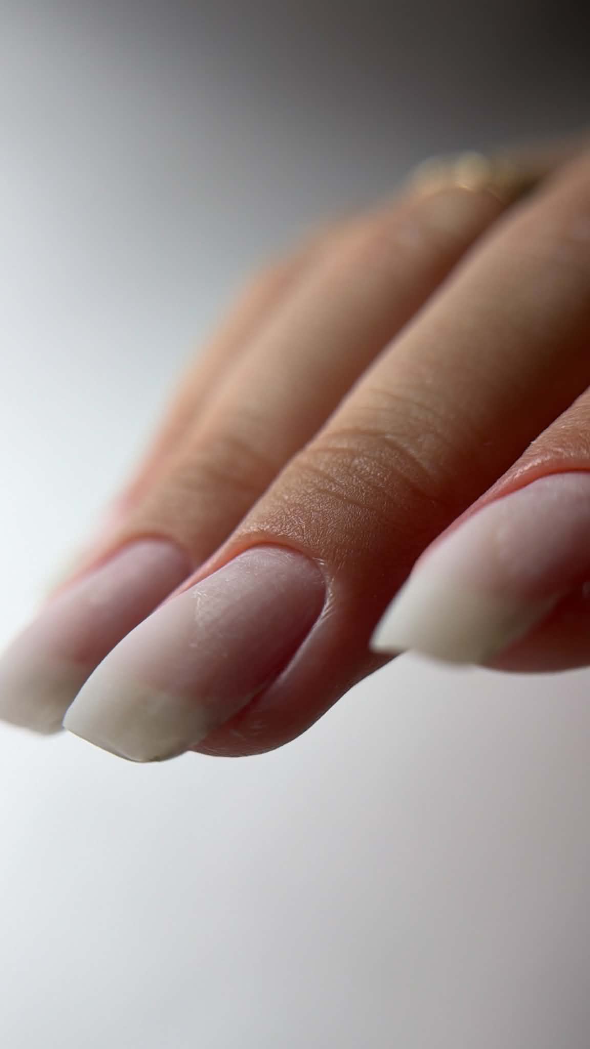 French manucure blanche et finition dorée