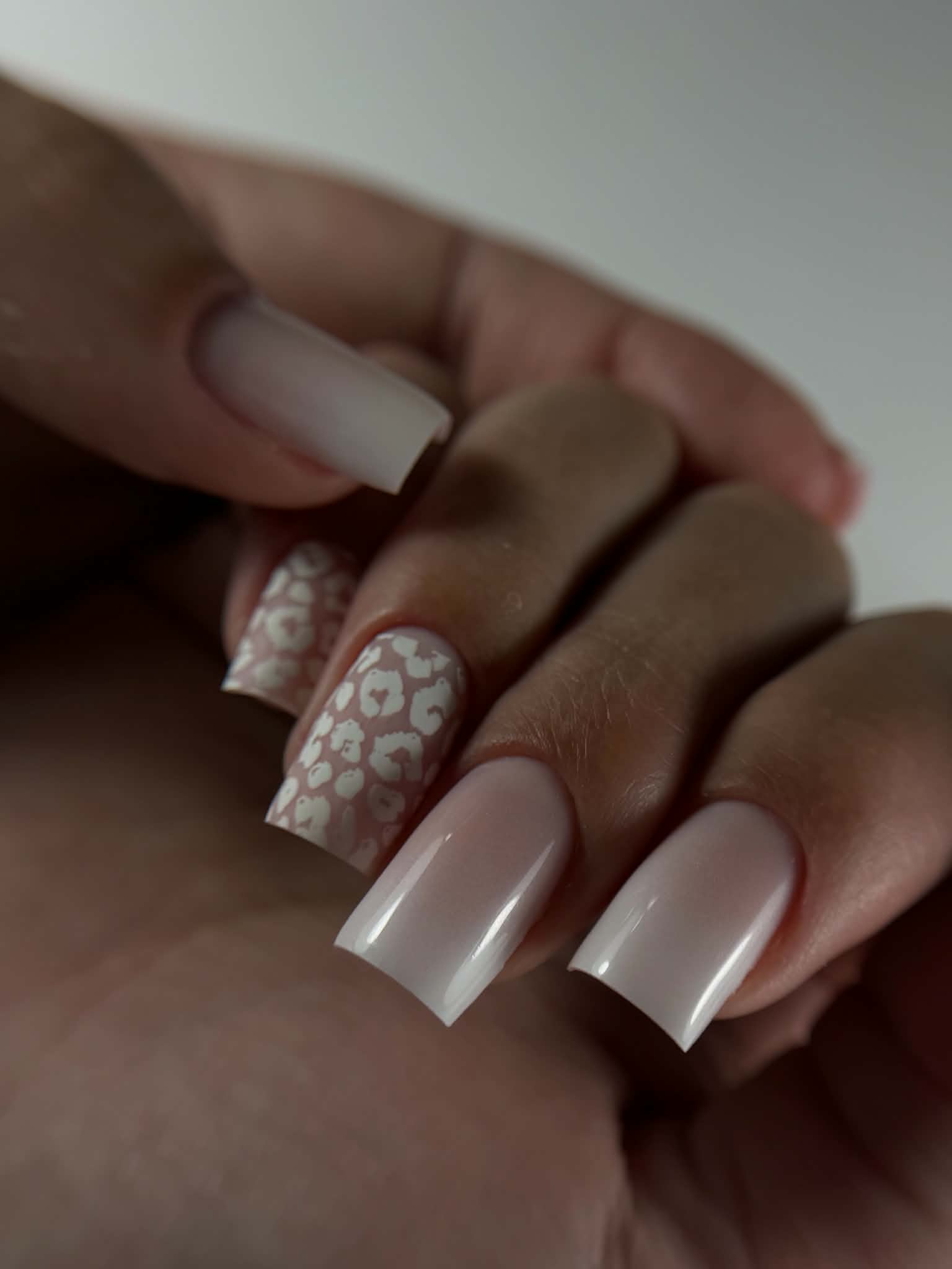 Manucure nude avec motif léopard blanc