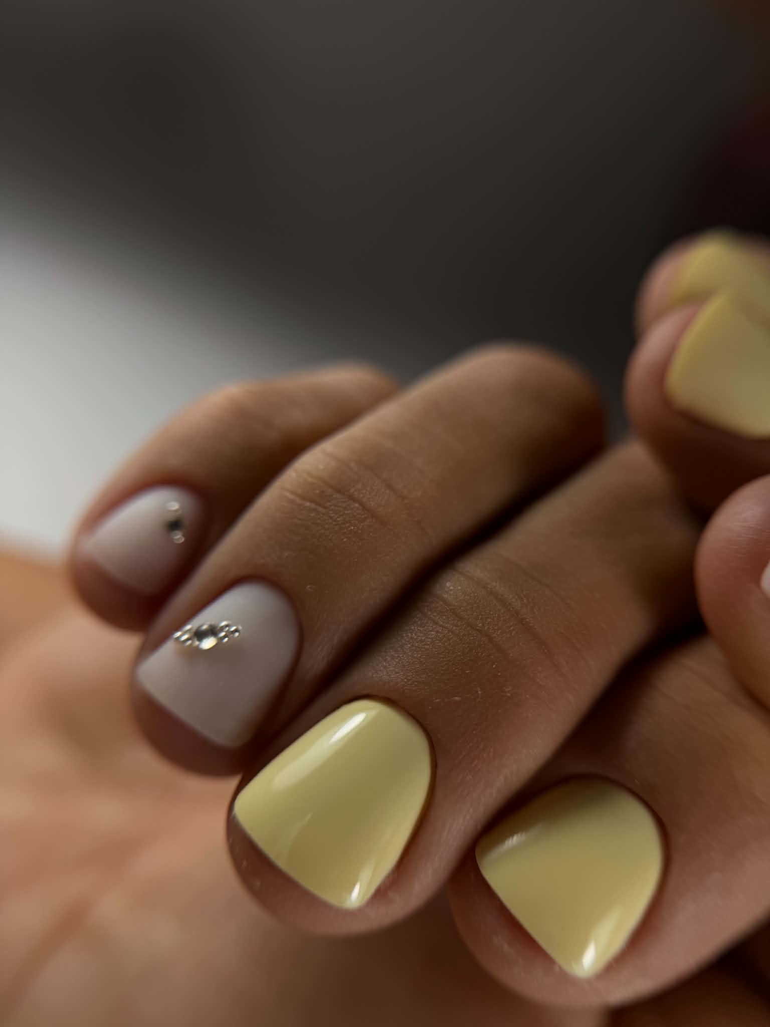 Manucure jaune pastel et lilas