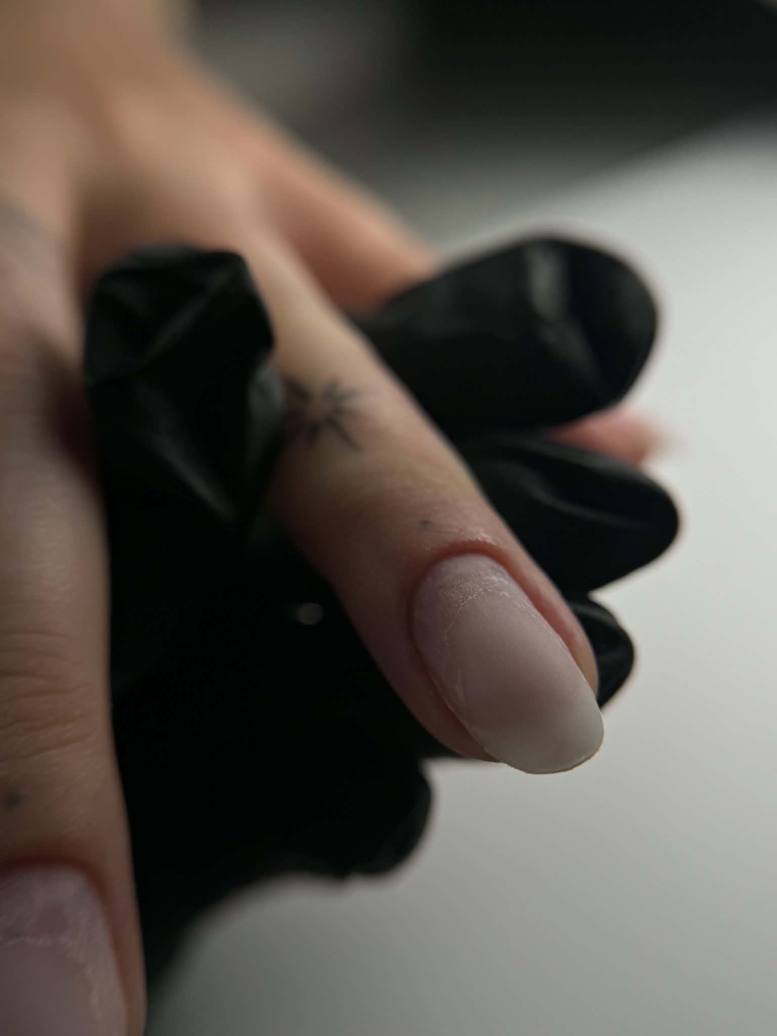 Manucure nude avec nœud noir